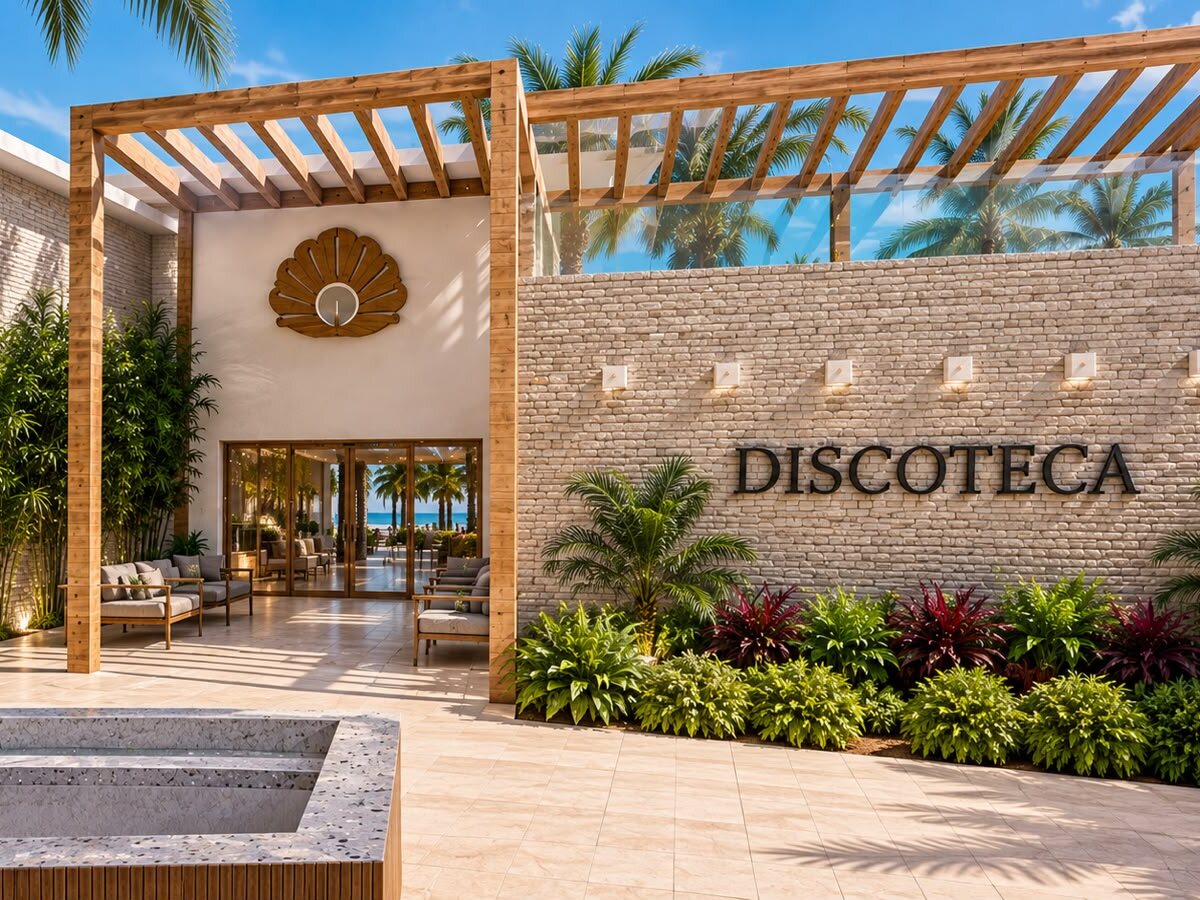 Entrada de la discoteca de AquaPlaza con pérgola de madera y jardines