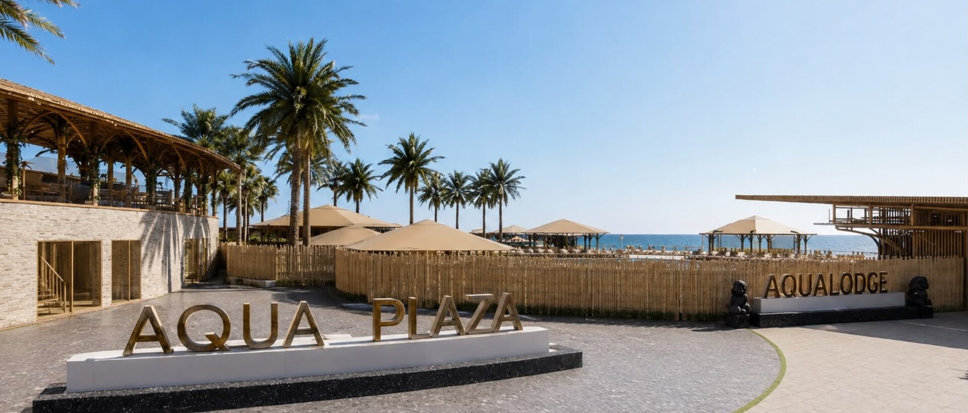 Letrero de AQUA PLAZA, el boulevard de AQUALODGE frente al mar de Playa Hermosa, Tumbes