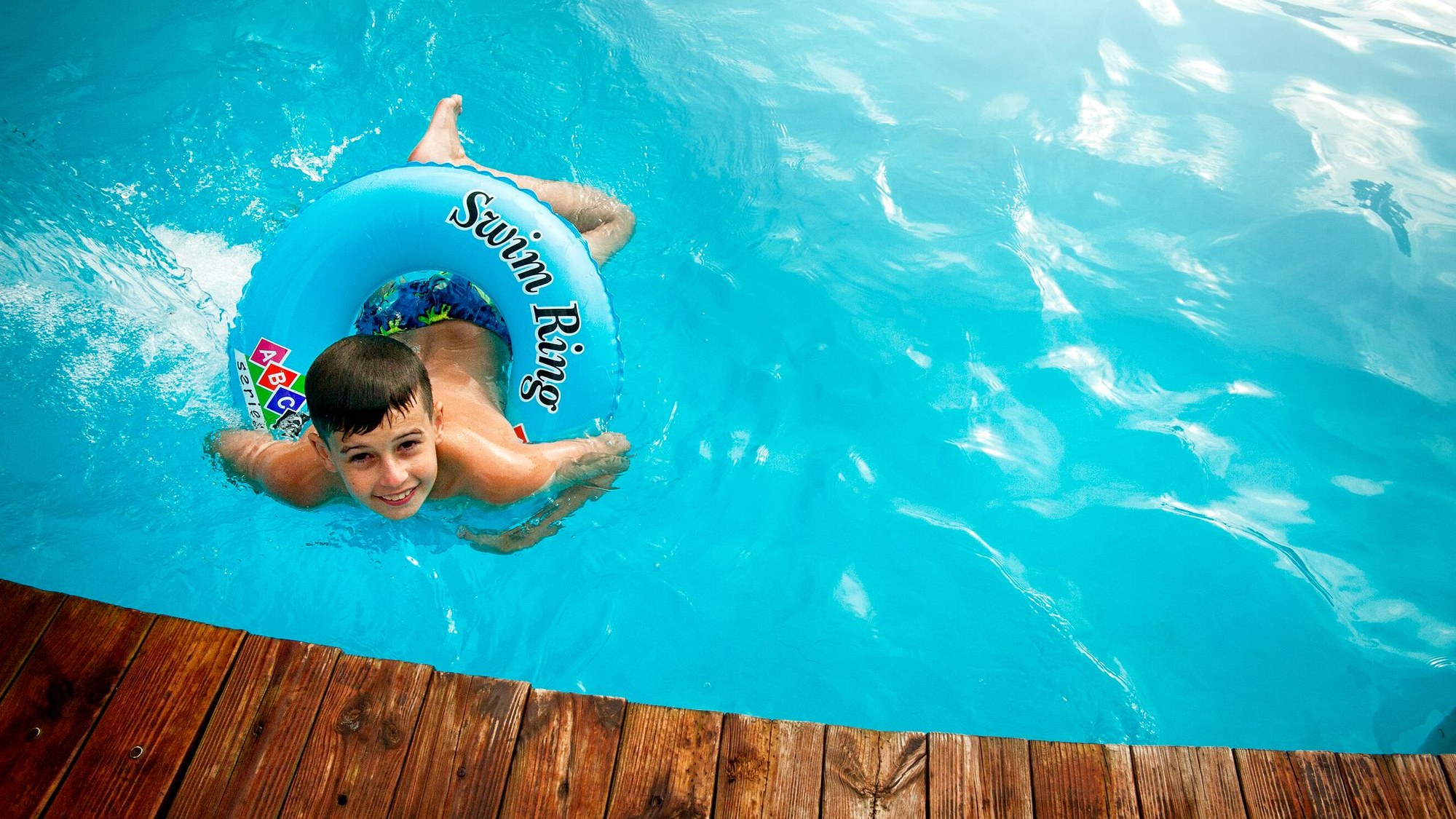 Niños disfrutando en la piscina de AquaLodge Tumbes