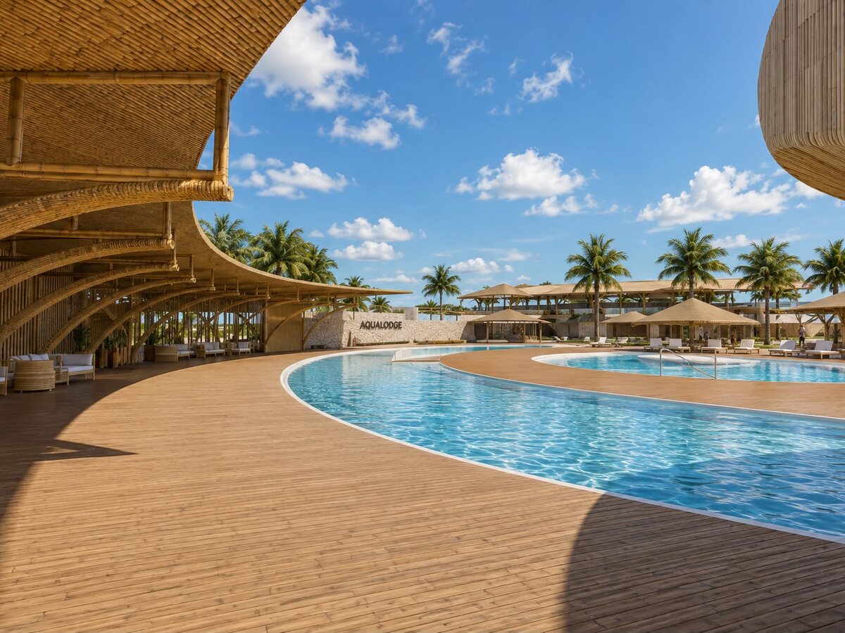 Piscina principal de AQUALODGE vista desde el deck de madera bajo la estructura de bambú, Tumbes
